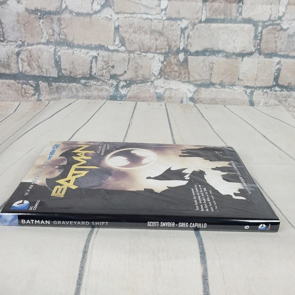 Batman Volume 6 Graveyard Shift DC Comics Hardcover The New 52 - Picture 3 of 3